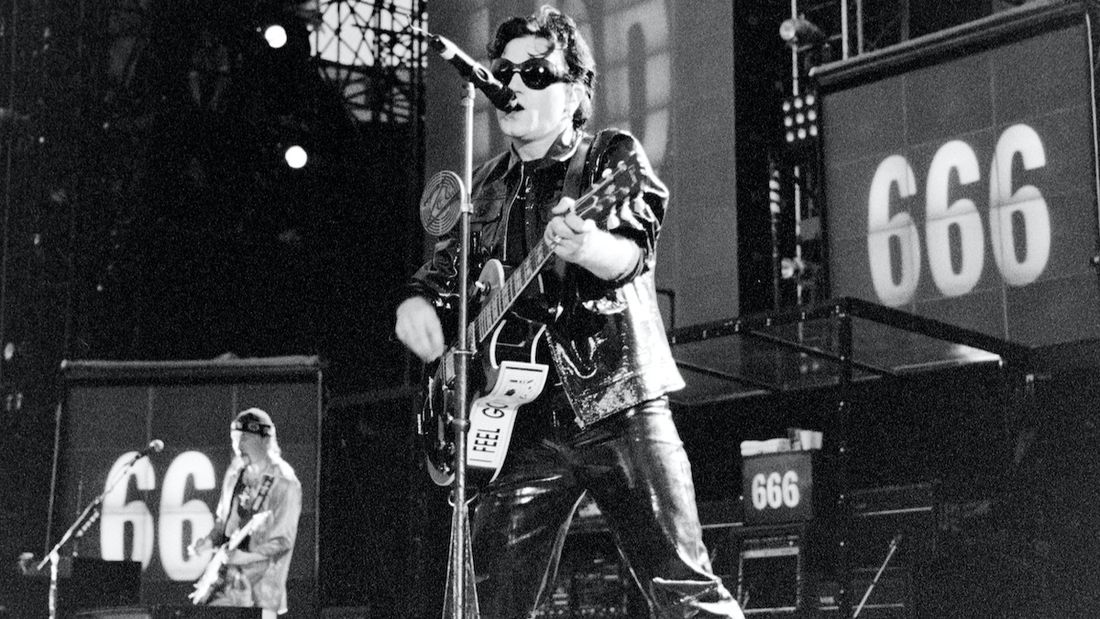 Bono pendant le Zoo TV tour, à l'Earls Court, le 31 mai 1992